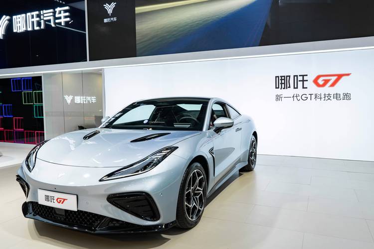 深圳317哪吒汽车在智能汽车领域的表现，领途汽车在新能源汽车市场中的影响力